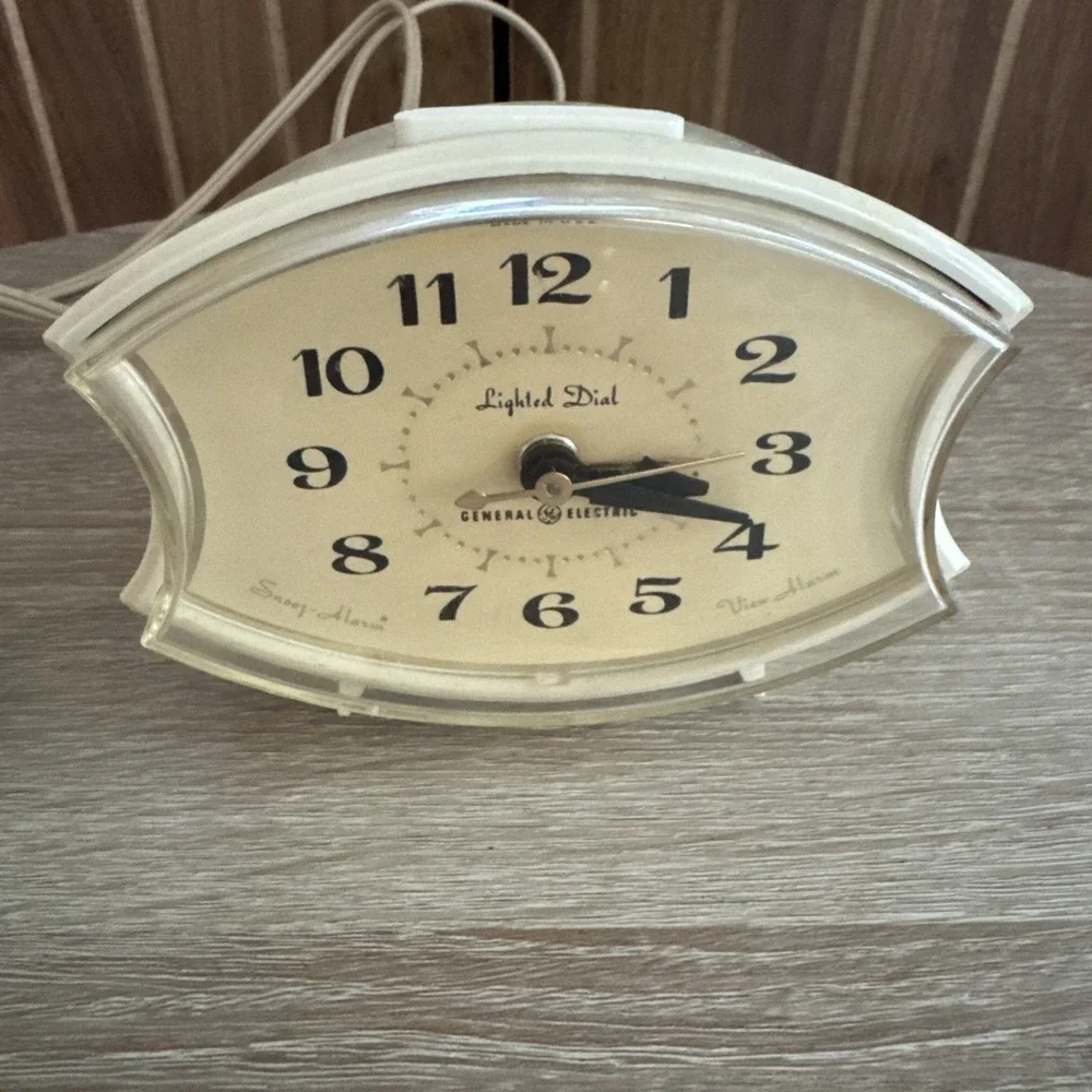 Vintage GE Electric Clock with Alarm model 7338, lighted dial, made in USA